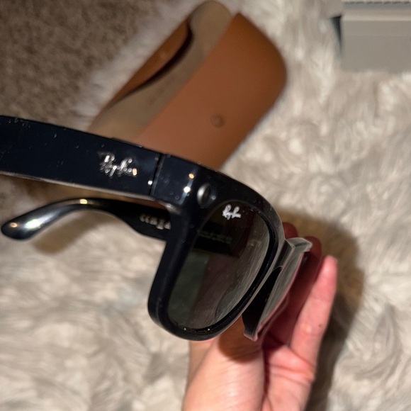 Ray-Ban Black meta Wayfarer with Tan charging Case - Picture 6 of 7